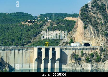 Eau turquoise dans le barrage du réservoir de Contreras, juste à la frontière de Castilla la Mancha avec la Communauté Valencienne, en Espagne. Europe. Banque D'Images