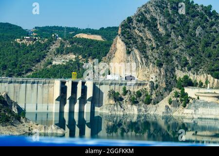 Eau turquoise dans le barrage du réservoir de Contreras, juste à la frontière de Castilla la Mancha avec la Communauté Valencienne, en Espagne. Europe. Banque D'Images