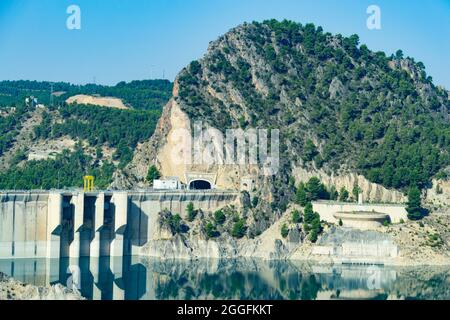 Eau turquoise dans le barrage du réservoir de Contreras, juste à la frontière de Castilla la Mancha avec la Communauté Valencienne, en Espagne. Europe. Banque D'Images