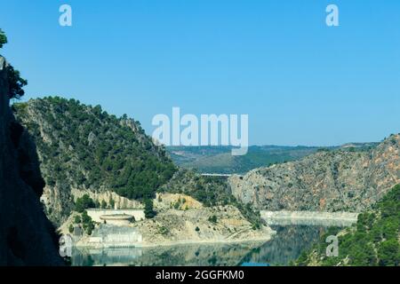 Eau turquoise dans le barrage du réservoir de Contreras, juste à la frontière de Castilla la Mancha avec la Communauté Valencienne, en Espagne. Europe. Banque D'Images