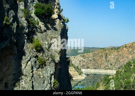 Eau turquoise dans le barrage du réservoir de Contreras, juste à la frontière de Castilla la Mancha avec la Communauté Valencienne, en Espagne. Europe. Banque D'Images