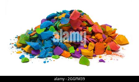 Pile de morceaux de pastels brisés découpée sur blanc. Banque D'Images