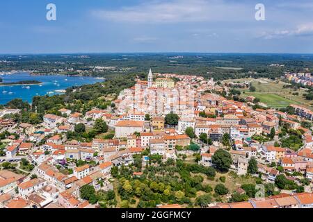 Une photo aérienne de la ville côtière de Vrsar, Istrie, Croatie Banque D'Images