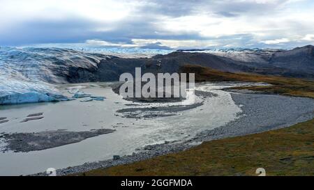 Vue aérienne du glacier Russell près de Kangerlussuaq au Groenland, qui est en train de fondre en raison du réchauffement de la planète le recul du changement climatique rétrécit Banque D'Images