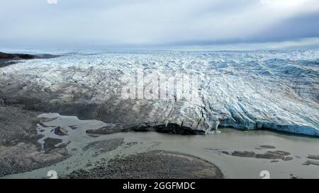 Vue aérienne du glacier Russell près de Kangerlussuaq au Groenland, qui est en train de fondre en raison du réchauffement de la planète le recul du changement climatique rétrécit Banque D'Images