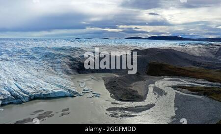 Vue aérienne du glacier Russell près de Kangerlussuaq au Groenland, qui est en train de fondre en raison du réchauffement de la planète le recul du changement climatique rétrécit Banque D'Images