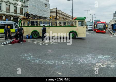 Londres, Royaume-Uni. 31 août 2021. Le dernier manifestant est enlevé du toit et arrêté - extinction rébellion continue ses deux semaines avec une protestation bloquant le pont de Londres avec un bus de mariage d'époque., sous le nom de rébellion impossible Overalll. Crédit : Guy Bell/Alay Live News Banque D'Images