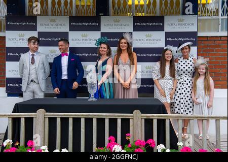 Windsor, Berkshire, Royaume-Uni. 28 août 2021. Finalistes du concours le mieux habillé de la Royal Windsor Racecourse Ladies Day. Crédit : Maureen McLean/Alay Banque D'Images