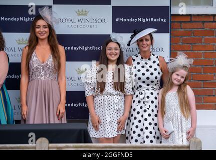 Windsor, Berkshire, Royaume-Uni. 28 août 2021. Finalistes du concours le mieux habillé de la Royal Windsor Racecourse Ladies Day. Crédit : Maureen McLean/Alay Banque D'Images