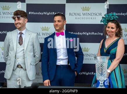 Windsor, Berkshire, Royaume-Uni. 28 août 2021. Finalistes du concours le mieux habillé de la Royal Windsor Racecourse Ladies Day. Crédit : Maureen McLean/Alay Banque D'Images