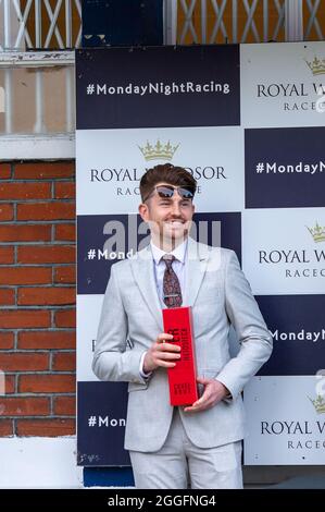 Windsor, Berkshire, Royaume-Uni. 28 août 2021. Finalistes du concours le mieux habillé de la Royal Windsor Racecourse Ladies Day. Crédit : Maureen McLean/Alay Banque D'Images