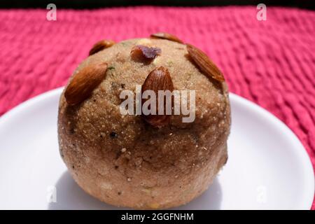 Churma ladoo ou atta ladoo fait de farine de blé, de jaggery et de ghee. Grande taille doux pour l'offrande religieuse au seigneur ganesha pour ganesh chaturthi festive Banque D'Images