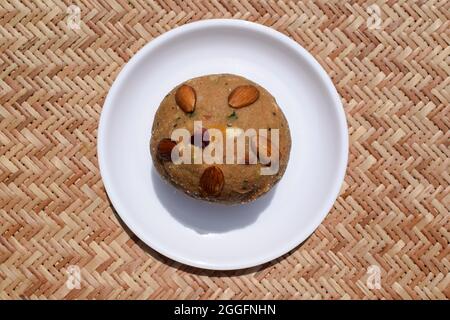 Churma ladoo ou atta ladoo fait de farine de blé, de jaggery et de ghee. Grande taille doux pour l'offrande religieuse au seigneur ganesha pour ganesh chaturthi festive Banque D'Images