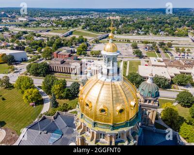 Photographie aérienne du magnifique dôme recouvert de feuilles d'or du bâtiment du Capitole de l'État de l'Iowa ; des Moines, Iowa, États-Unis. Banque D'Images