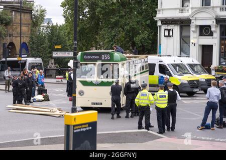 Londres, Royaume-Uni. 31 août 2021. Le London Bridge se réopte pour la circulation dans les deux directions après un arrêt de l'après-midi par extinction Rebellion XR protestant contre le changement climatique sur le côté sud du London Bridge près de Borough Market. La manifestation d'autobus de mariage d'époque a été libérée et emmenée par la police.Credit: Xiu Bao/Alay Live News Banque D'Images