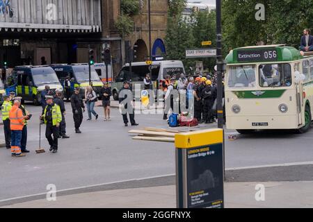 Londres, Royaume-Uni. 31 août 2021. Le London Bridge se réopte pour la circulation dans les deux directions après un arrêt de l'après-midi par extinction Rebellion XR protestant contre le changement climatique du côté sud du London Bridge près de Borough Market. Un bus de démonstration de mariage d'époque a été libéré et emmené par la police. Credit: Xiu Bao/Alamy Live News Banque D'Images