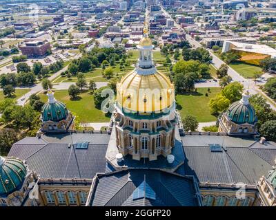 Photographie aérienne du magnifique dôme recouvert de feuilles d'or du bâtiment du Capitole de l'État de l'Iowa ; des Moines, Iowa, États-Unis. Banque D'Images