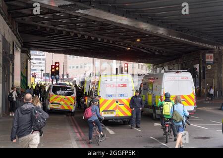 Londres, Royaume-Uni. 31 août 2021. Extinction Rebellion XR bloque le pont de Londres à la circulation du marché de Borough à la monument alors que les manifestations climatiques se poursuivent. Les navetteurs du soir ont été détournés pour retourner crédit: Xiu Bao/Alay Live News Banque D'Images