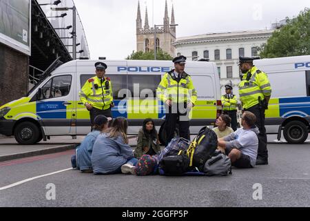 Londres, Royaume-Uni. 31 août 2021. Extinction Rebellion XR blocks off London Bridge to traffics from Borough Market to Monument tandis que les manifestations climatiques se poursuivent. Les manifestants s'assoient sur la route de Tooley Street à l'extérieur de la gare London Bridge. Credit: Xiu Bao/Alamy Live News Banque D'Images