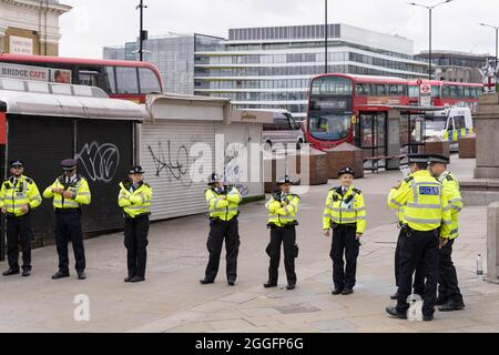 Londres, Royaume-Uni. 31 août 2021. Extinction Rebellion XR bloque le pont de Londres à la circulation du marché de Borough à la monument alors que les manifestations climatiques se poursuivent. La police offre une ligne qui ferme le piéton sur le pont de Londres. Credit: Xiu Bao/Alamy Live News Banque D'Images