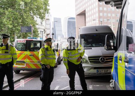 Londres, Royaume-Uni. 31 août 2021. Extinction Rebellion XR bloque le pont de Londres pour les trafics du marché de Borough à la monument alors que les manifestations climatiques se poursuivent. Le bus de démonstration est drapé dans la bannière « Invest in Life ». Credit: Xiu Bao/Alamy Live News Banque D'Images