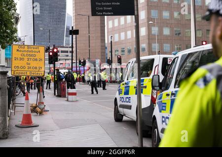 Londres, Royaume-Uni. 31 août 2021. Extinction Rebellion XR bloque le pont de Londres à la circulation du marché de Borough à la monument alors que les manifestations climatiques se poursuivent. Manifestation de bus de mariage d'époque est drapé dans la bannière disant «investir dans la vie».Credit: Xiu Bao/Alamy Live News Banque D'Images