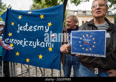 Les manifestants ont une bannière et un écriteau qui se lit comme suit : « nous sommes Européens » lors d'une manifestation devant le Tribunal constitutionnel. Les juges du Tribunal constitutionnel de Pologne ont fait un pas en avant le 31 août dans une affaire qui a la primauté : la constitution polonaise ou la loi de l'Union européenne. Le Tribunal constitutionnel a déclaré qu'il allait reprendre la question le 22 septembre. Toutefois, au cours de la procédure, un groupe de personnes a protesté en disant qu'il s'agit d'une tentative de Polexit, une tentative de sortir la Pologne de l'Union européenne. Banque D'Images