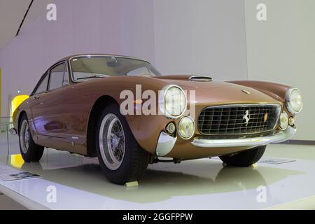 Modène, Italie - 14 août 2021 : exposition de Ferrari 250 GTL au musée Enzo Ferrari, Modène, Italie. Banque D'Images