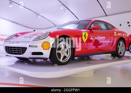 Modène, Italie - 14 août 2021 : Ferrari 612 Scaglietti présenté au musée Enzo Ferrari, Modène, Italie. Banque D'Images