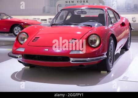 Modène, Italie - 14 août 2021 : exposition de Ferrari Dino 246 GT au musée Enzo Ferrari, Modène, Italie. Banque D'Images