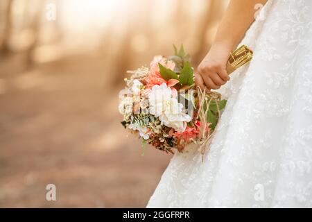 Mariée tenant le bouquet de mariage coloré et séché. . Photo de haute qualité Banque D'Images