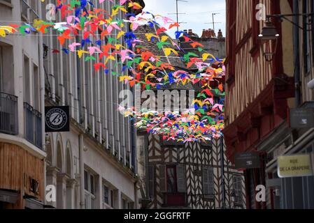 Couleurs vives dans une rue d'Auxerre, au coeur de la France, en été. Banque D'Images