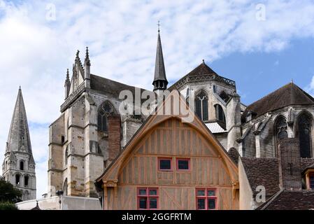 Vue sur l'abbaye de Saint-Germain d'Auxerre, au coeur de la France, en été. Banque D'Images