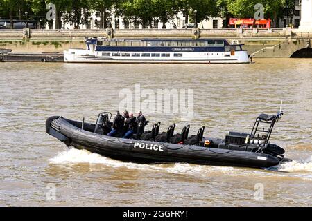 Londres, Angleterre - août 2021 : patrouille gonflable rigide rapide de la police métropolitaine sur la Tamise Banque D'Images