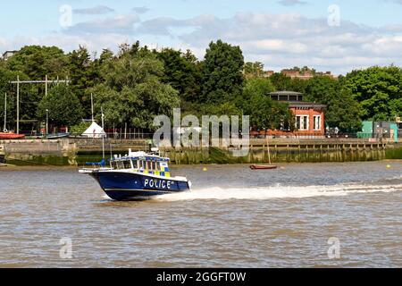 Londres, Angleterre - août 2021 : bateau à moteur de la police métropolitaine à grande vitesse sur la Tamise Banque D'Images