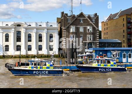 Londres, Angleterre - août 2021 : des bateaux de police métropolitaine amarrés le long d'une jetée à l'une des bases de la police fluviale sur la Tamise Banque D'Images