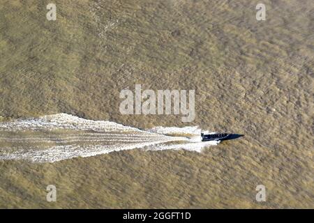 Londres, Angleterre - août 2021 : vue aérienne d'un bateau gonflable rigide rapide de la police métropolitaine à la vitesse de la Tamise Banque D'Images