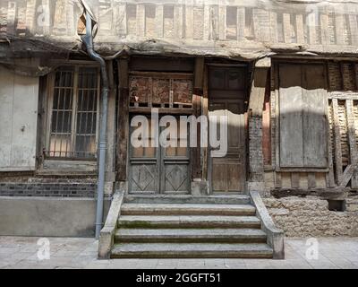 Un vieux bâtiment à colombages en attente de restauration à Troyes, en France Banque D'Images