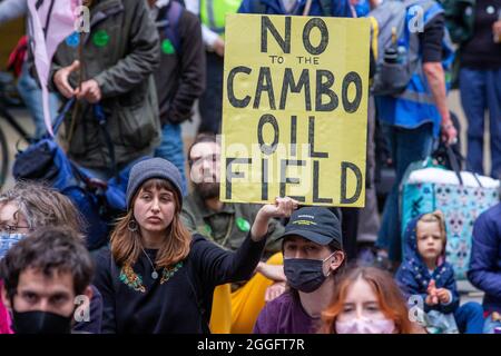 Londres, Royaume-Uni. 30 août 2021. Londres, Royaume-Uni 30 8 21 No to the Cambo Oil Field. Les membres de la rébellion d'extinction marchent du Shard au pont de la Tour où les supporters grimpent sur une caravane et bloquent la route. Rebellion d'extinction crédit: Mark Thomas/Alamy Live News Banque D'Images