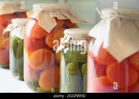 Différents aliments faits maison en conserve, tomates marinées, concombre sur le plateau de stockage. Gros plan. Banque D'Images