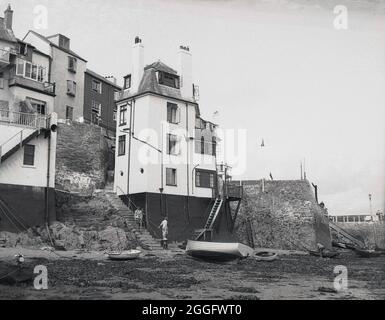 Années 1950, historique, port, Chichester, West Sussex, Angleterre, Royaume-Uni montrant de vieux bâtiments avec la marée dehors. Banque D'Images