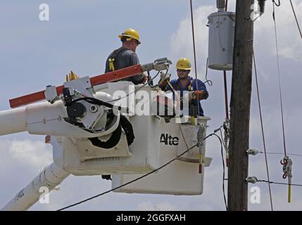 La Nouvelle-Orléans, États-Unis. 31 août 2021. Linemen effectue des réparations à la Nouvelle-Orléans après l'ouragan Ida, le mardi 31 août 2021. Photo par AJ Sisco/UPI crédit: UPI/Alay Live News Banque D'Images