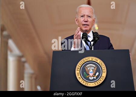 Washington, États-Unis. 31 août 2021. Le président américain Joe Biden s'exprime à la Maison Blanche à Washington, DC, États-Unis, le mardi 31 août, 2021. Le départ du dernier avion militaire américain d'Afghanistan a laissé la région confrontée à l'incertitude, avec les talibans cherchant à cimenter le contrôle d'une nation brisée par deux décennies de guerre et une économie longtemps dépendante de l'aide étrangère et de la vente d'opium. Photographe: Stefani Reynolds/Pool/Sipa USA crédit: SIPA USA/Alay Live News Banque D'Images