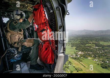 Saint-Louis-du-Sud, Haïti. 28 août 2021. Un hélicoptère Sea Hawk MH-60S de la Marine américaine effectue une mission humanitaire au-dessus de la campagne le 28 août 2021 à Saint-Louis-du-Sud, en Haïti. L'armée, l'USAID et les volontaires participent à la suite du récent tremblement de terre de magnitude 7.2. Crédit : MC2 John Bellino/États-Unis Navy/Alamy Live News Banque D'Images