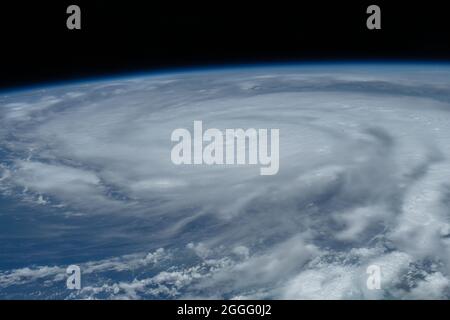 Vue montrant le mur des yeux de l'ouragan Ida, une tempête de catégorie 4 qui frappe la côte de la basse-Louisiane prise de la Station spatiale internationale le 28 août 2021 au-dessus de la Nouvelle-Orléans, Louisiane. L'IDA fait des vents de 150 km/h, qui ont touché terre il y a 16 ans, jusqu'au jour de l'ouragan Katrina. Banque D'Images