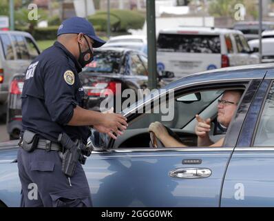 La Nouvelle-Orléans, États-Unis. 31 août 2021. Un policier de la Nouvelle-Orléans explique à un automobiliste qui n'est plus à gaz à la station qu'il attendait en file d'attente d'utiliser, le mardi 31 août 2021. Photo par AJ Sisco/UPI crédit: UPI/Alay Live News Banque D'Images