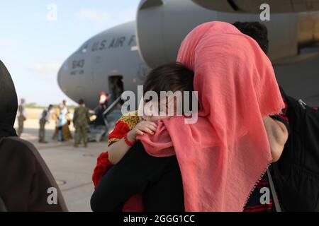 Rota, Espagne. 27 août 2021. Les familles afghanes évacuées de Kaboul arrivent à la base aérienne navale de Rota le 27 août 2021 à Rota, en Espagne. NAS Rota fournit un hébergement temporaire aux personnes évacuées d'Afghanistan dans le cadre de l'opération alliés refuge.Credit: MC2 Katie Cox/U.S. Navy/Alamy Live News Banque D'Images