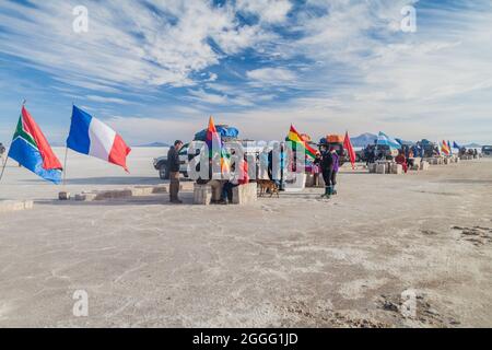 SALAR DE UYUNI, BOLIVIE - 17 AVRIL 2015 : groupes de touristes se détendent par Isla Incahuasi (Isla del Pescado) dans le plat salin de Salar de Uyuni, Bolivie Banque D'Images