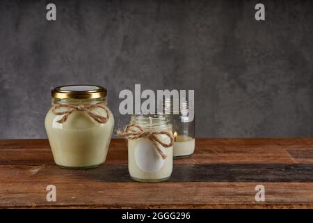 composition du spa sur table en bois et fond gris. produits cosmétiques et bougie. horizontale Banque D'Images