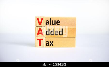 Symbole TVA, taxe sur la valeur ajoutée. Blocs en bois avec des mots de concept "TVA, taxe sur la valeur ajoutée". Magnifique arrière-plan blanc, espace de copie. Affaires et TVA, valeur Banque D'Images